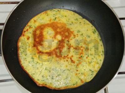 Švelnūs sūrio blyneliai ant pieno su krapais Žingsnis 1