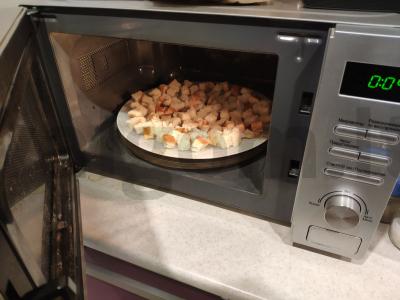 "Žiemos" salotos su rūkyta vištiena, granatais ir džiūvėsėliais Žingsnis 3