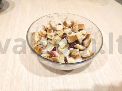 "Žiemos" salotos su rūkyta vištiena, granatais ir džiūvėsėliais pagrindine nuotrauka