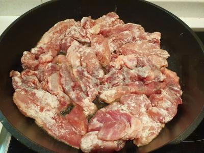 Švelni kiauliena "Jautienos stroganovas" Žingsnis 6