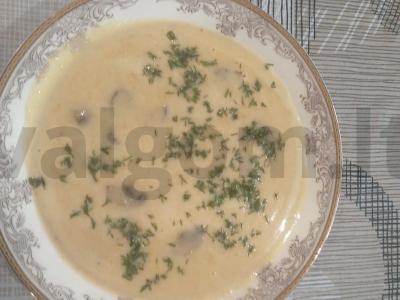 Nuostabi kreminė sriuba su grybais ir vištiena pagrindine nuotrauka