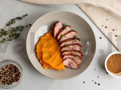 Pikantiška batatų košė su anties krūtinėle pagrindine nuotrauka