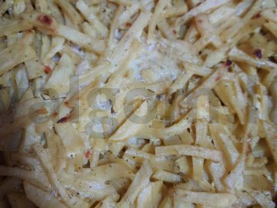 Keptos bulvės su majonezu, česnaku ir prieskoniais pagrindine nuotrauka