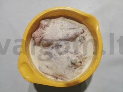 Vištienos šlaunelės kefyro ir česnakų padaže Žingsnis 1