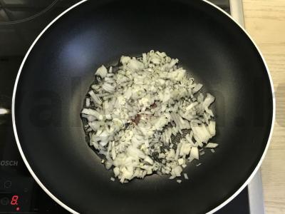 Spagečiai su pomidorų ir mėsos padažu Žingsnis 1