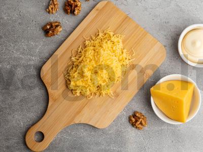 Kiaušiniai, įdaryti sūriu, džiovintomis slyvomis ir graikiniais riešutais Žingsnis 1