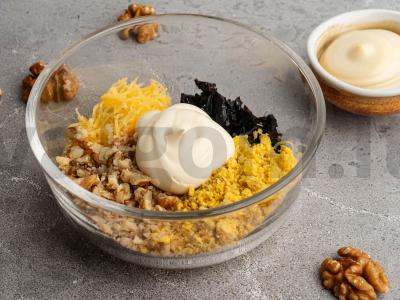 Kiaušiniai, įdaryti sūriu, džiovintomis slyvomis ir graikiniais riešutais Žingsnis 3