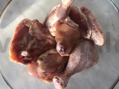 Vištienos kojos rankovėje ant daržovių pagalvės Žingsnis 1