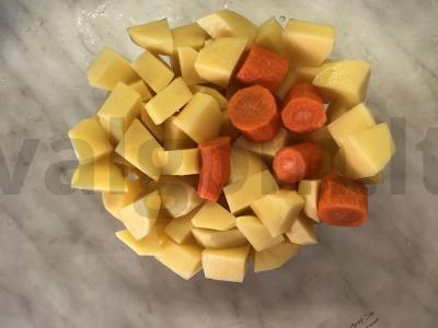 Vištienos kojos rankovėje ant daržovių pagalvės Žingsnis 3