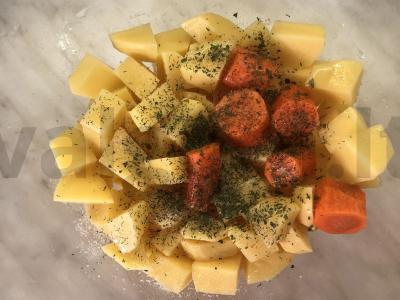 Vištienos kojos rankovėje ant daržovių pagalvės Žingsnis 4