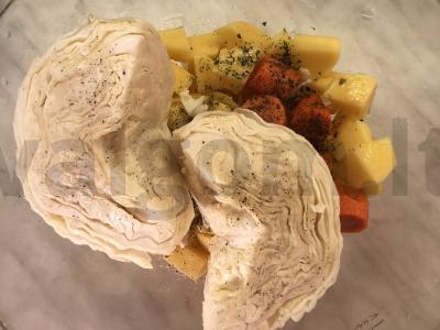 Vištienos kojos rankovėje ant daržovių pagalvės Žingsnis 6