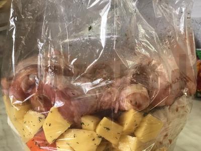 Vištienos kojos rankovėje ant daržovių pagalvės Žingsnis 8