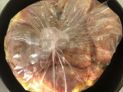 Vištienos kojos rankovėje ant daržovių pagalvės Žingsnis 10