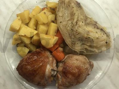 Vištienos kojos rankovėje ant daržovių pagalvės pagrindine nuotrauka