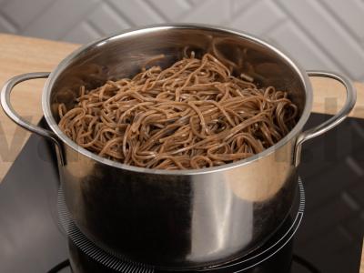 Soba su grybais ir aitriosiomis paprikomis Žingsnis 2