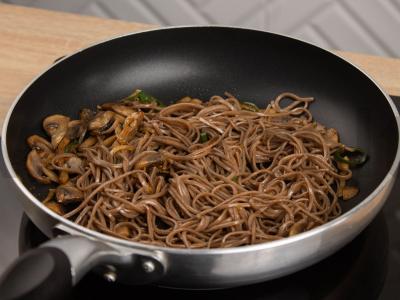 Soba su grybais ir aitriosiomis paprikomis Žingsnis 4