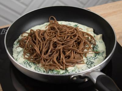 Soba su varške, vištiena ir špinatais Žingsnis 4