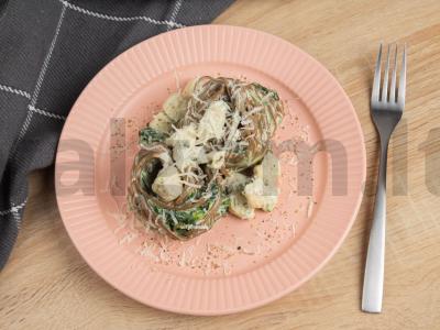 Soba su varške, vištiena ir špinatais pagrindine nuotrauka