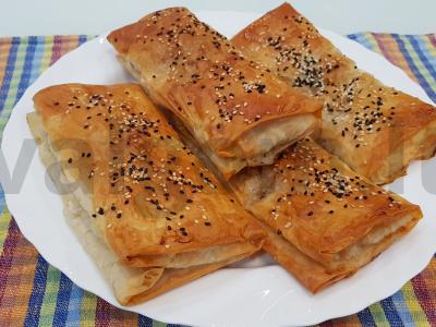 Sluoksniuotos tešlos riekelės su įdaru pagrindine nuotrauka