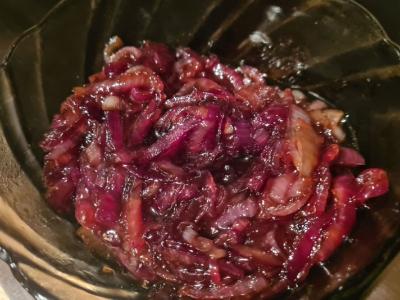 Karamelizuoti svogūnai pagrindine nuotrauka