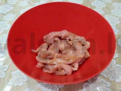 Troškinys su bulvėmis, vištiena, sūriu ir prieskoniais Žingsnis 2