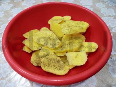 Troškinys su bulvėmis, vištiena, sūriu ir prieskoniais Žingsnis 3