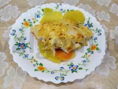 Troškinys su bulvėmis, vištiena, sūriu ir prieskoniais pagrindine nuotrauka