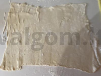 Plikyta pica su dešrelėmis padaže. Žingsnis 1