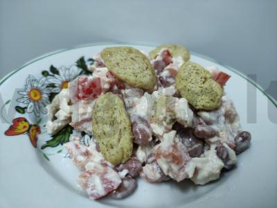 Salotos su pupelėmis, pomidorais ir skrebučiais pagrindine nuotrauka