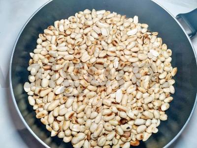 Žemės riešutų pasta su kokoso drožlėmis Žingsnis 1