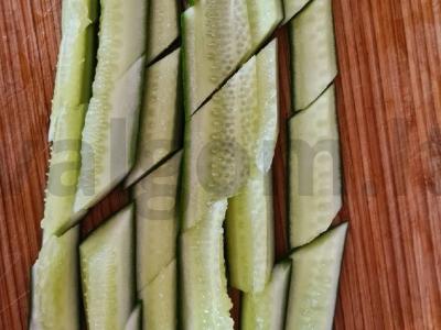 Salotos su agurkais, raudonaisiais svogūnais ir sojų padažu Žingsnis 1