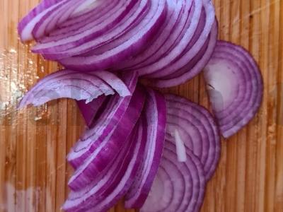 Salotos su agurkais, raudonaisiais svogūnais ir sojų padažu Žingsnis 2