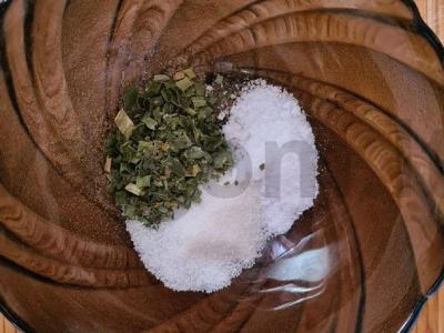 Salotos su agurkais, raudonaisiais svogūnais ir sojų padažu Žingsnis 3