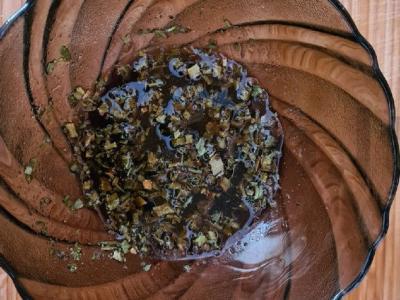 Salotos su agurkais, raudonaisiais svogūnais ir sojų padažu Žingsnis 4