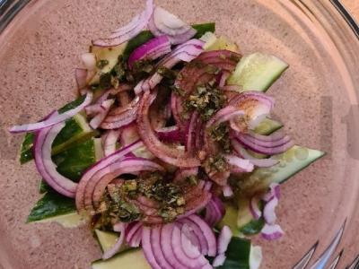 Salotos su agurkais, raudonaisiais svogūnais ir sojų padažu Žingsnis 5