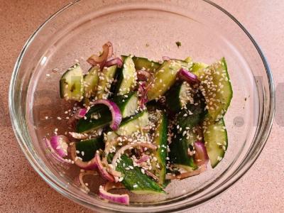 Salotos su agurkais, raudonaisiais svogūnais ir sojų padažu pagrindine nuotrauka