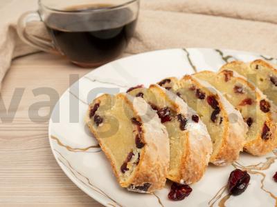Kalėdinis stollen su varške pagrindine nuotrauka