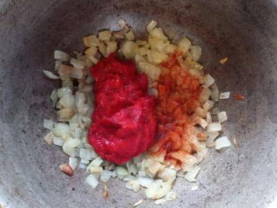Klasikinė feijoada su įvairia mėsa ir pomidorų pasta Žingsnis 1