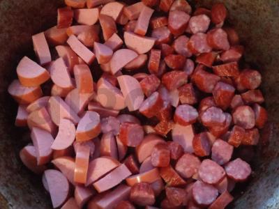 Klasikinė feijoada su įvairia mėsa ir pomidorų pasta Žingsnis 2