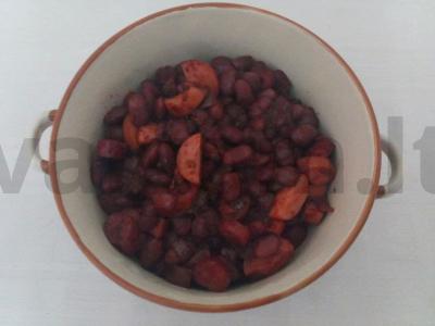 Klasikinė feijoada su įvairia mėsa ir pomidorų pasta pagrindine nuotrauka