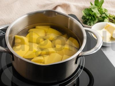 Kreminė bulvių košė, žirneliai ir mėtos Žingsnis 1