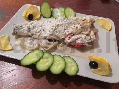 Orkaitėje kepta lydeka su feta, pomidorais ir pipirais pagrindine nuotrauka