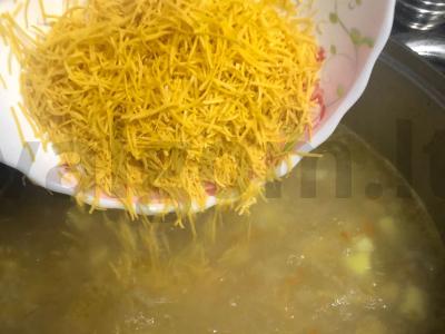 Vištienos sriuba su kiaušinių makaronais Žingsnis 6