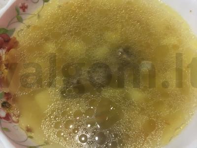 Vištienos sriuba su kiaušinių makaronais pagrindine nuotrauka