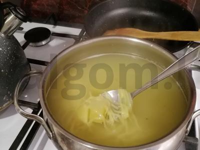 Naminė sriuba su kiaušinių makaronais pagrindine nuotrauka