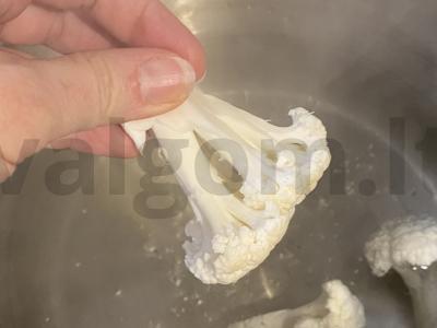 Žiediniai kopūstai, kepti su sezamo sėklomis ir paprika Žingsnis 2