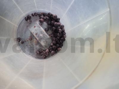 Mėlynių ir melasos kąsneliai Žingsnis 1