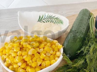 Kopūstų salotos su kukurūzais ir agurkais Žingsnis 1