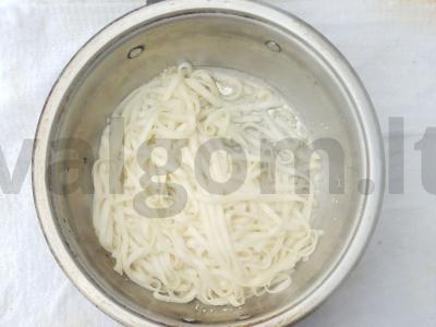 Udon makaronai su vištienos sparnais ir sezamo sėklomis Žingsnis 3