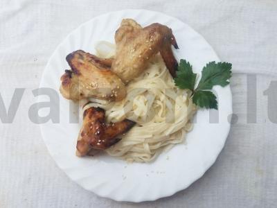 Udon makaronai su vištienos sparnais ir sezamo sėklomis pagrindine nuotrauka